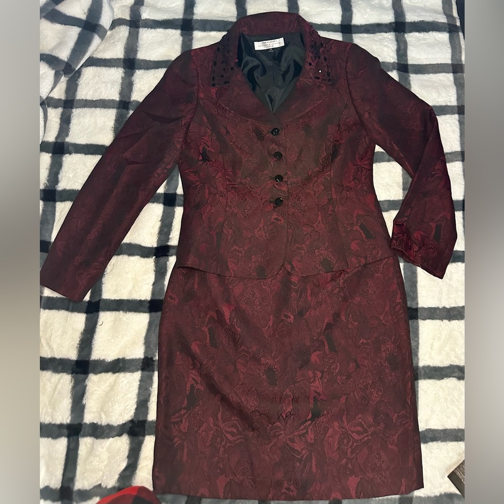 Tahari Skirt Suit Size 6p